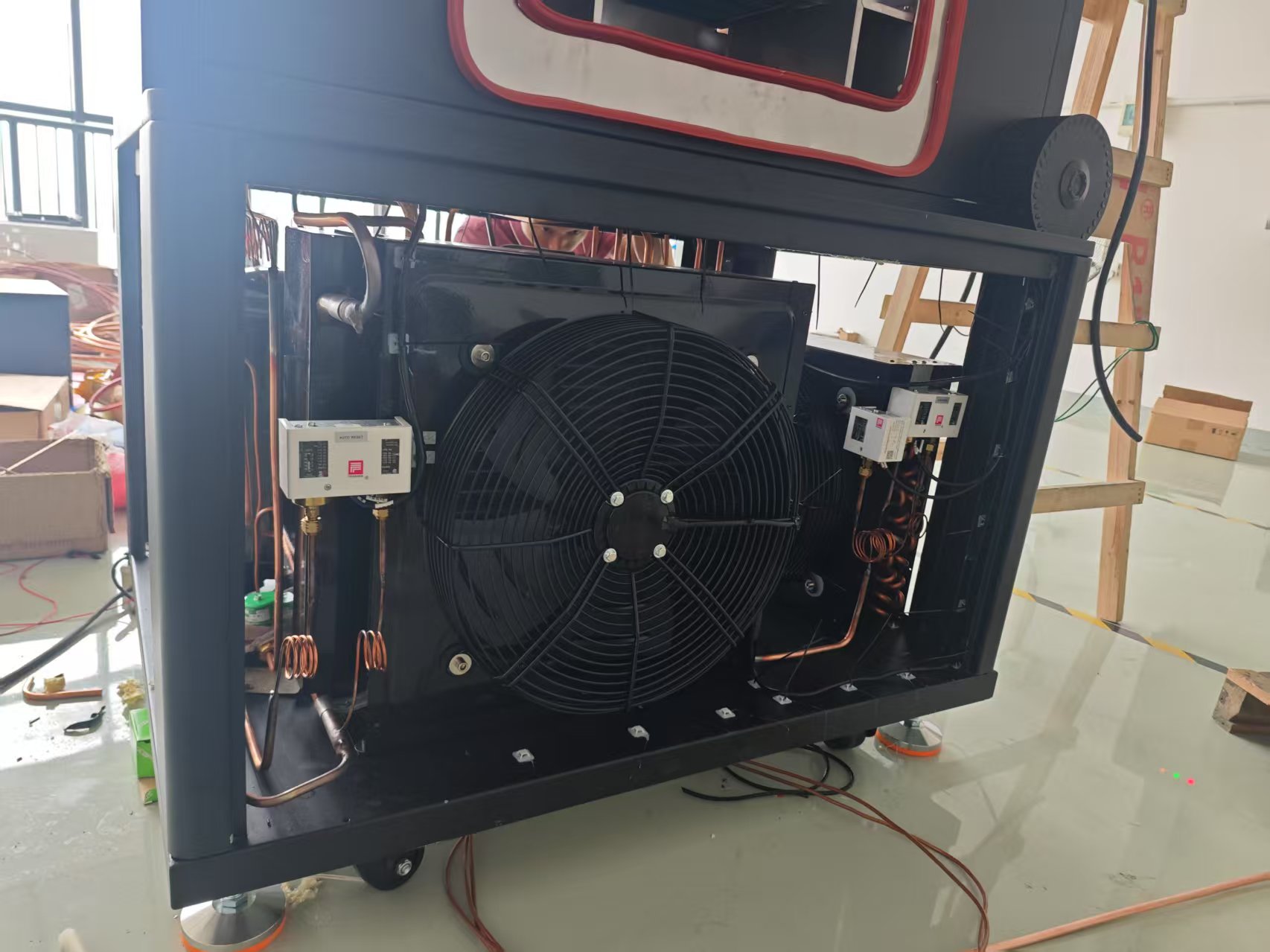 高低溫沖擊試驗(yàn)箱如何進(jìn)行工作原理的